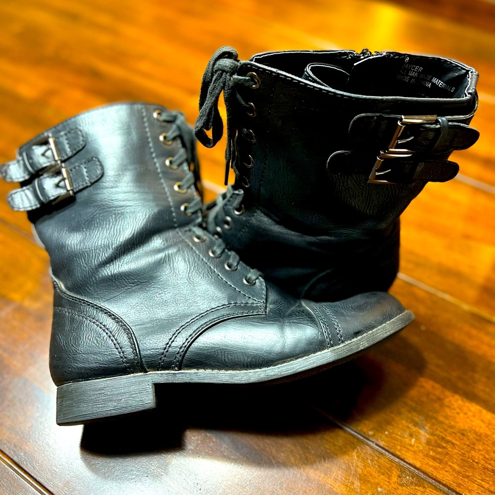 Rampage short boot with side zipper. Size 8